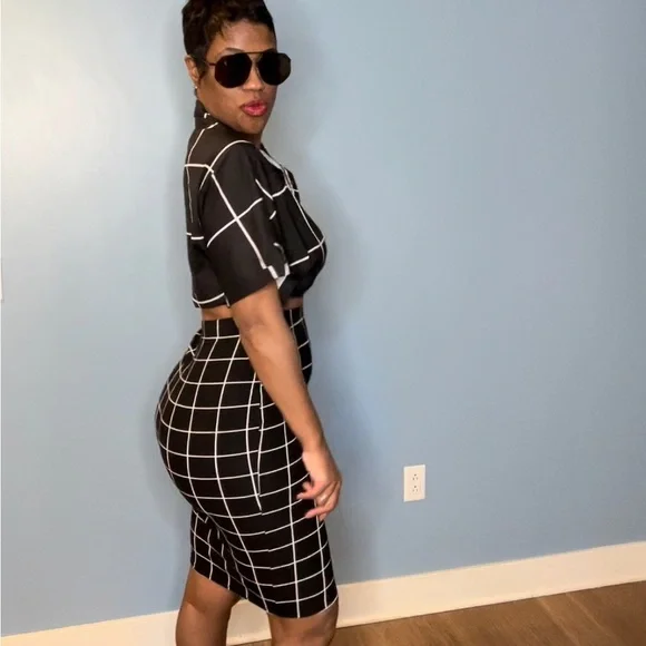 Black and White Graph Lined Pencil Skirt - Picture 4 of 6